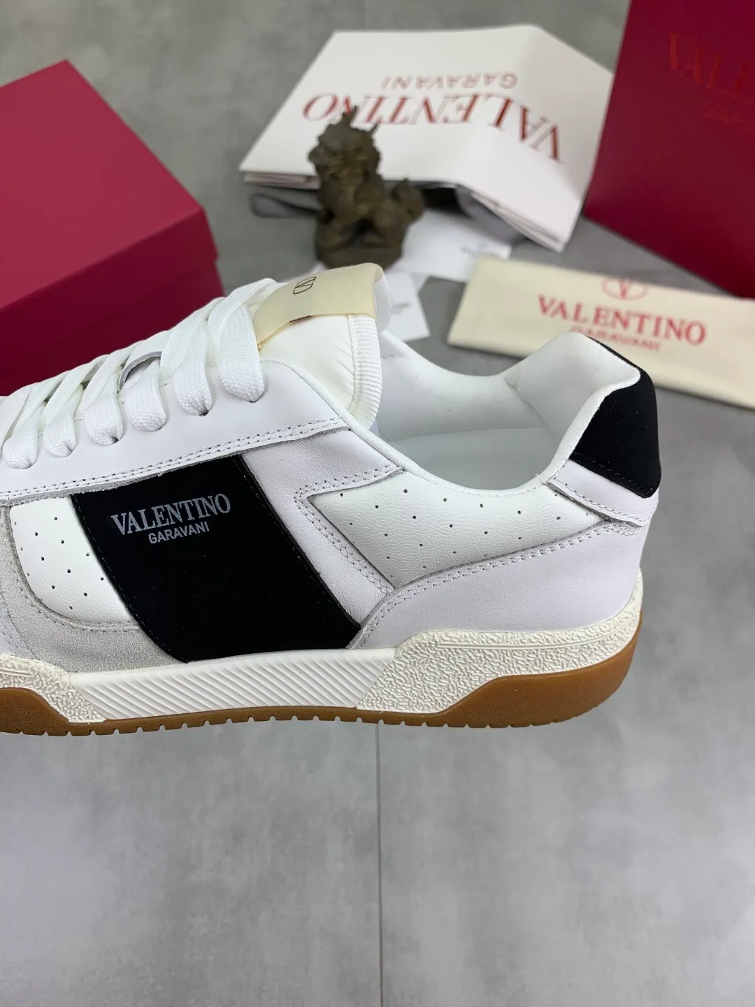 Men's men's shoes 💰P600 New model Latest Valentino Valentino V family new casual young fashion trend sports shoes Full of vitality No age limit Very light and comfortable on the feet Packaging Original purchase and development Production of goods Various color combinations are eye-catching Activate the charming sunny boy Shoe design combines coolness with daily style Full of street style Multi-color options!   Fabric: original material splicing/first-layer cowhide Lining: imported cowhide/original logo sweat-absorbent and breathable foot pad Outsole: TPU foam lightweight material outsole Brand injection insole Code number: 38-46 Full set of packaging Color: 3️⃣ colors available